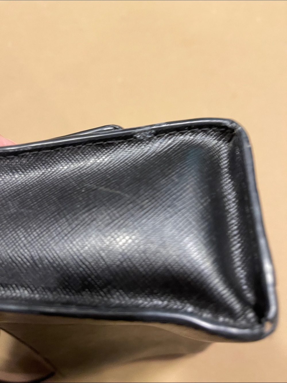 Kate Spade cross body bag. In black and gold - Picture 6 of 10